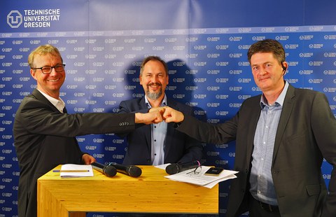 (V .l. n. r.) Prof. Otto, Prof. Mechtcherine und Prof. Will freuen sich über ein erfolgreiches Industrieseminar
