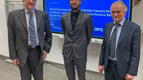 Promovend Christian Steinke mit Prof. Kaliske und Professor Wellner