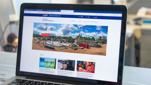 Mobiles Arbeiten am Laptop 