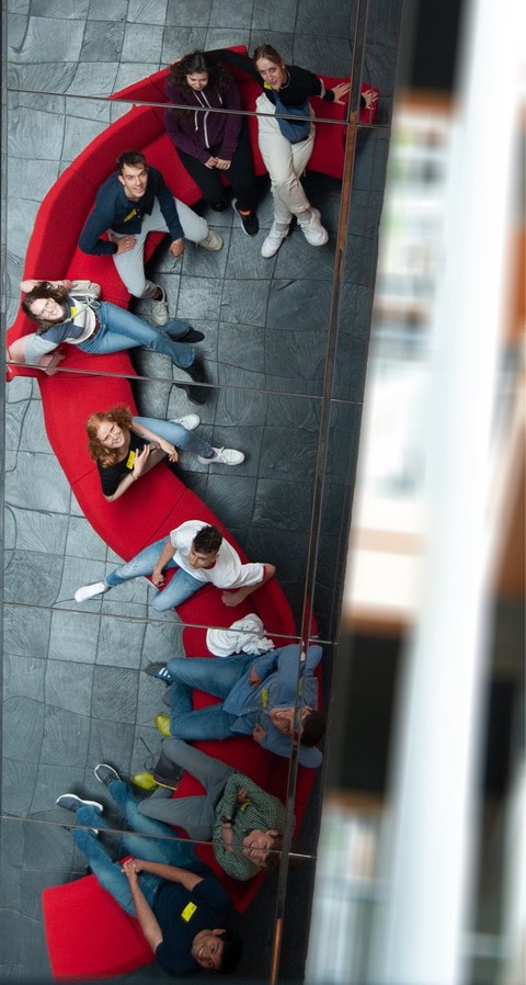 Menschen sitzen auf einer Couch