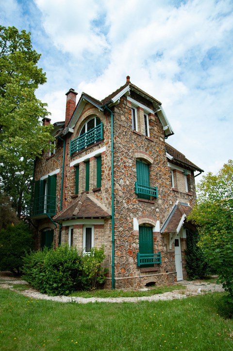 Außenansicht eines schönen alten Hauses