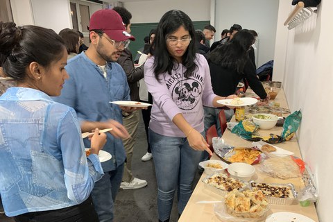 Buffet mit mitgebrachten Speisen