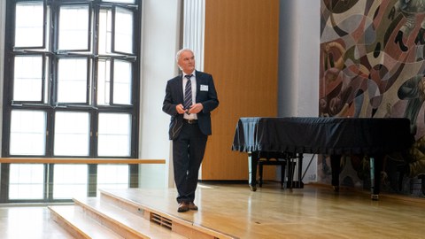 Professor Wellner führt durch sie Dresdner Asphalttage