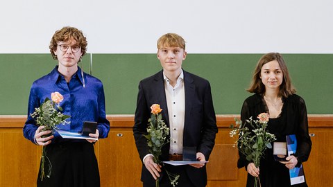 Dipl.-Ing. Jonas Scharf in der Mitte des Gruppenbildes