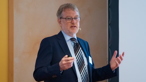 Professor Kaliske eröffnet die Tagung