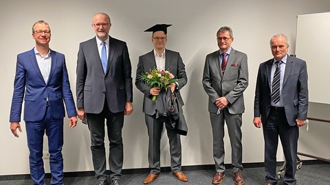 Dr. Martin Arlt inmitten der Promotionskommission