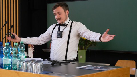 Tom Schiefner steht auf der Bühne