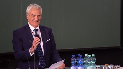 Der Dekan steht am Rednerpult