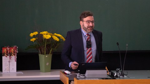 Der Festredner steht am Rednerpult