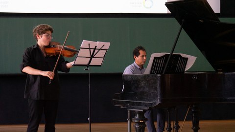Die Musiker stehen auf der Bühne