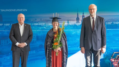 Feierliches Gruppenbild der Promovendin und der Promotionskommission