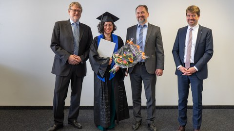 Gruppenbild vor weißer Wand, von links: Prof. Dr. Michael Kaliske (TU Dresden), Frau Shirin Fataei, M.Sc., Prof. Dr. Viktor Mechtcherine (TU Dresden) und Prof. Dr. Michael Haist (Leibniz Universität Hannover).