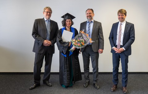 Gruppenbild vor weißer Wand, von links: Prof. Dr. Michael Kaliske (TU Dresden), Frau Shirin Fataei, M.Sc., Prof. Dr. Viktor Mechtcherine (TU Dresden) und Prof. Dr. Michael Haist (Leibniz Universität Hannover).