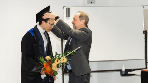 Prof. Mechtcherine setzt dem Doktoranden den Doktorhut auf