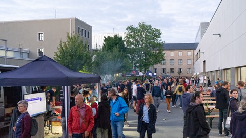 Viele Menschen auf dem Innenhof vor den Laborgebäuden