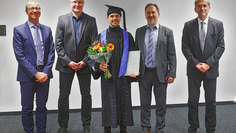 Gruppenbild mit Promotionskommission und Promovend