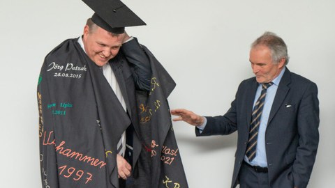Sascha Münz mit dem Doktorumhang und seinem Doktorvater Professor Wellner