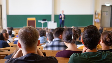 Voll besetzter Hörsaal an der TU Dresden
