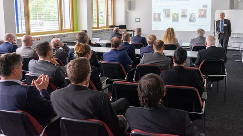 Professor Stamm gibt zu Beginn des Begehung in seinem fakultätsöffentlichen Vortrag einen Überblick über die Fakultät und die TU Dresden.