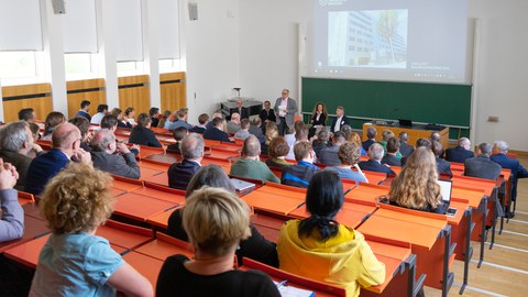 Aufnahme des gut gefüllten Hörsaales