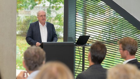 Redner steht im Cube vor den Zuhörern