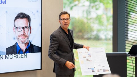 Redner steht im Cube vor den Zuhörern