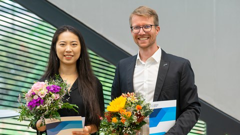 Gruppenbild der Preisträger im Carbonbetonhaus Cube auf dem Campus der TU Dresden