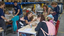 Am Egg-Drop-Stand werden Verpackungen für Eier geprobt