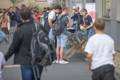 Viele Menschen auf dem Laborhof 
