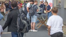 Viele Menschen auf dem Laborhof 