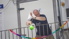 Ein Ei wird für den Test aus der ersten Etage fallen gelassen