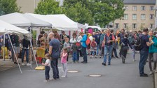 Viele Meschen tummeln sich auf dem Hof vor den Laboren