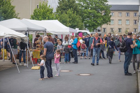 Viele Meschen tummeln sich auf dem Hof vor den Laboren
