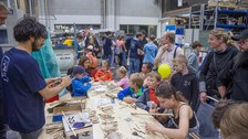Viele Menschen im Baustofflabor