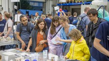 Viele Menschen im Baustofflabor