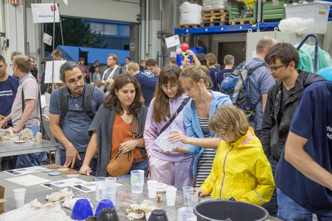 Viele Menschen im Baustofflabor