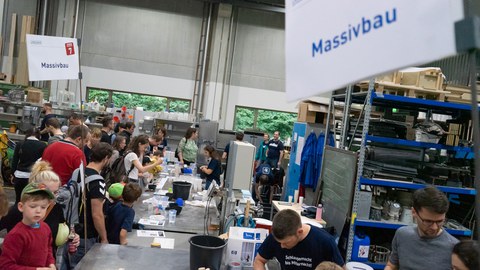 Viele Menschen im Baustofflabor