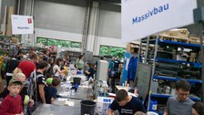 Viele Menschen im Baustofflabor