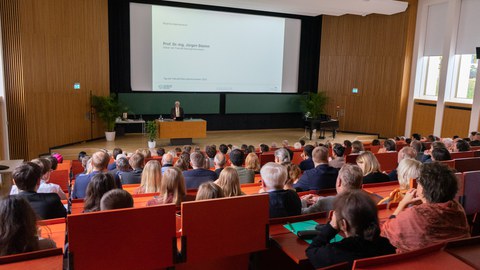 Blick in den voll besetzten Hörsaal