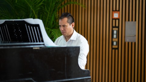 Musiker sitzt am Klavier