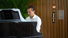 Musiker sitzt am Klavier