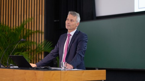 Redner auf der Bühne