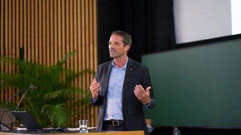 Redner auf der Bühne
