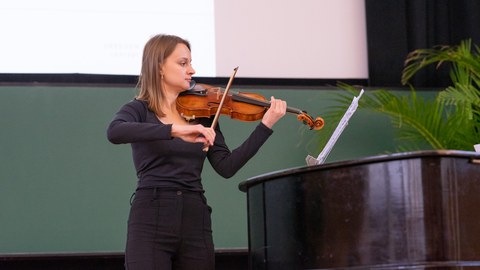 Musikerin spielt Violine
