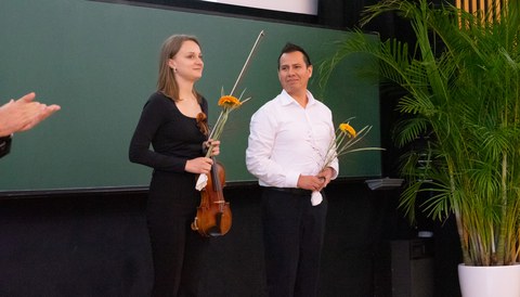 Die beiden Musiker stehen auf der Bühne
