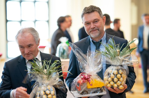 Alter und neuer Professor bekommen Geschenke überreicht