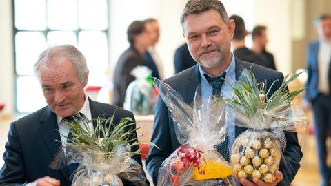 Alter und neuer Professor bekommen Geschenke überreicht