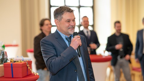 Professor Zeissler spricht vor den Gästen