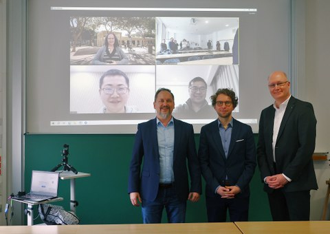 Promotionskommission vor der Projektion der per Videokonferenz zugeschalteten Teilnehmer