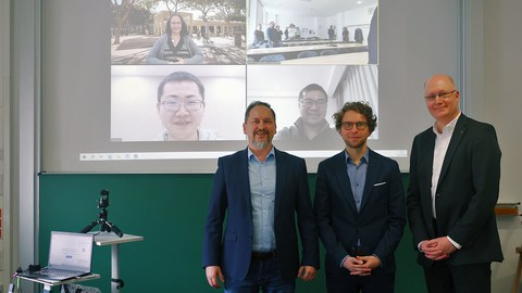 Promotionskommission vor der Projektion der per Videokonferenz zugeschalteten Teilnehmer